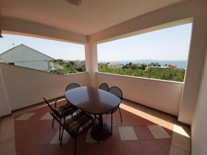 Comfortable apartment with covered terrace and and sea view